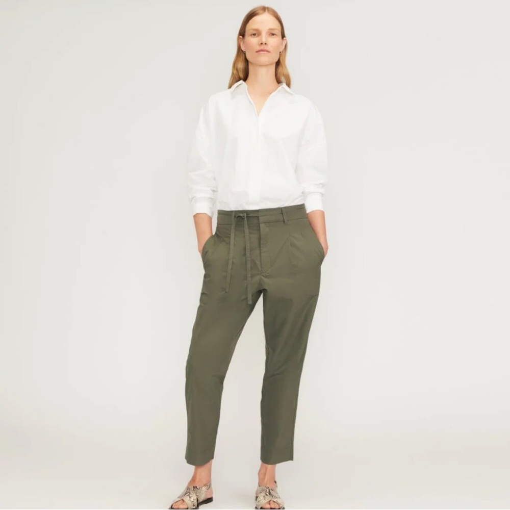 Everlane THE POPLIN PLEATED TAPER PANT in Kalamata
